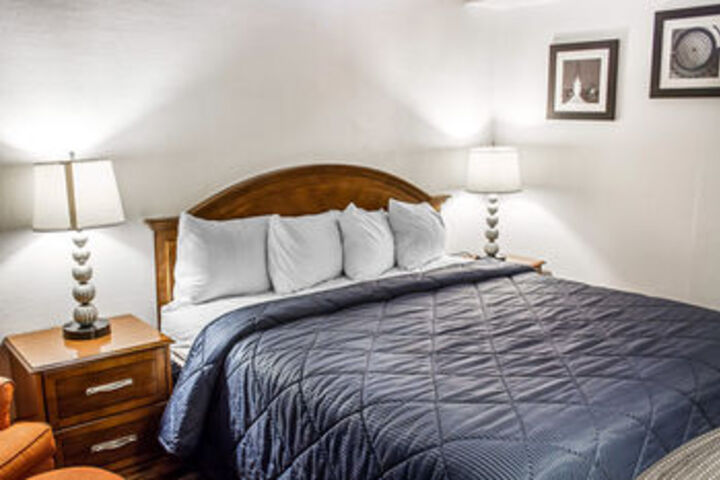 Rodeway Inn & Suites