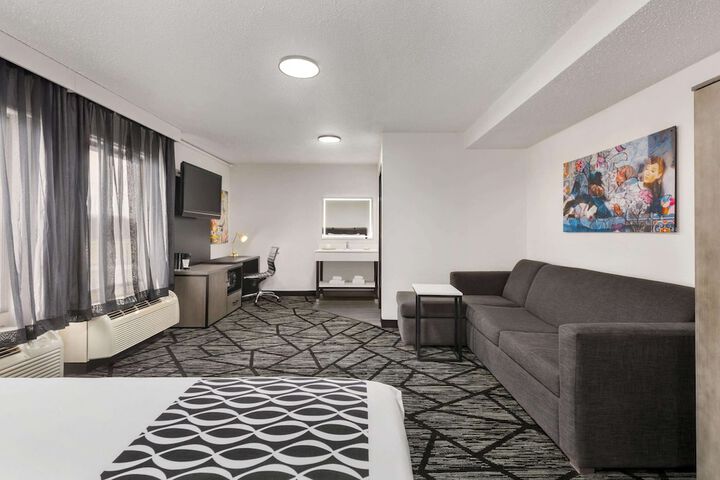La Quinta Inn & Suites by Wyndham Cleveland Airport West