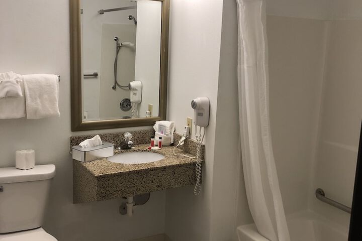 Super 8 by Wyndham Milwaukee Airport