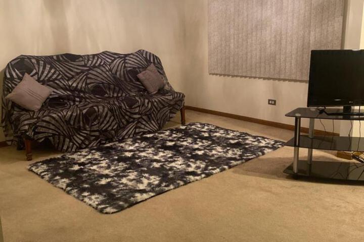 3BR-2BA Deluxe Apartment with Fireplace and Balcony