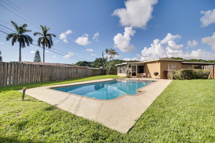 Pets Welcome: Cozy Home w / Pool in Margate!