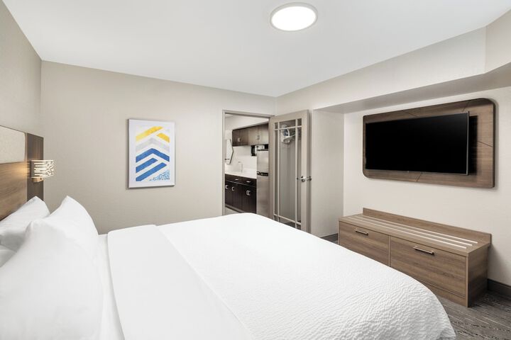 Holiday Inn Express & Suites Green Bay East by IHG