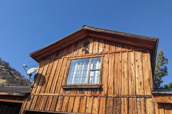 Rustic Rooms Barn Loft (Upstairs Studio Apartment) Near Kings Canyon & Sequoia National Parks