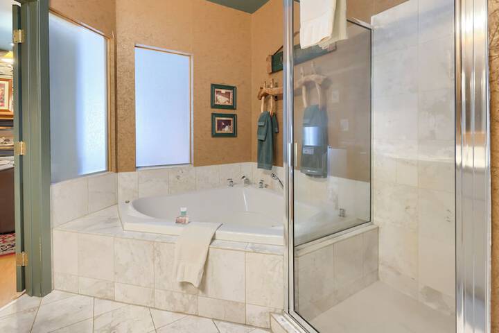 Twin Pine Manor Bed & Breakfast