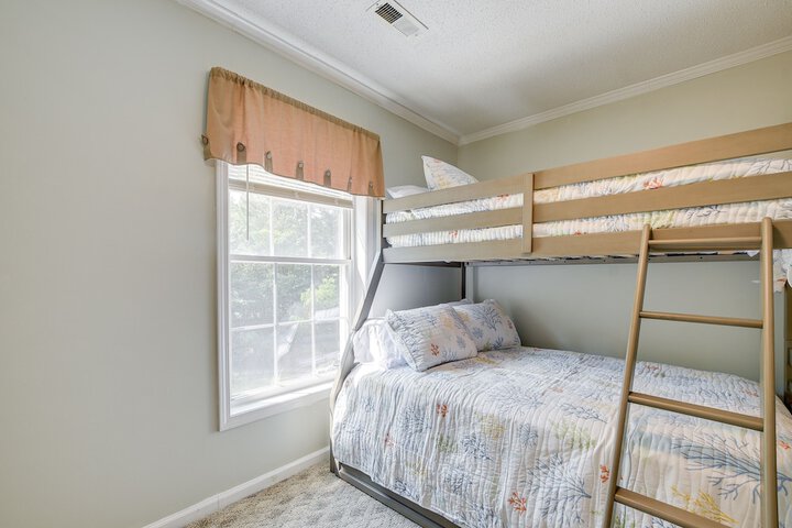 Group-friendly Myrtle Beach House w / Deck