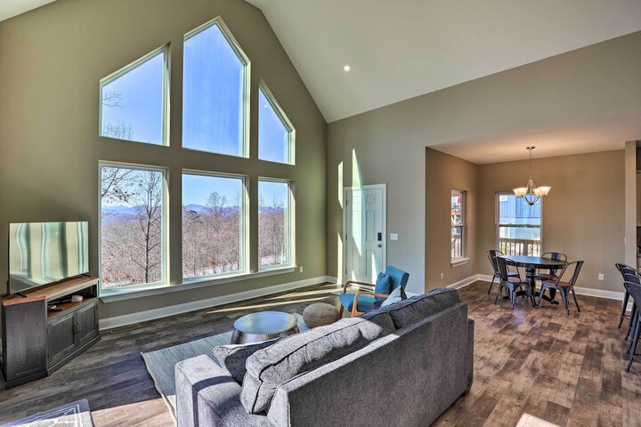 Charming Retreat w / Mtn Views: Walkable Location!