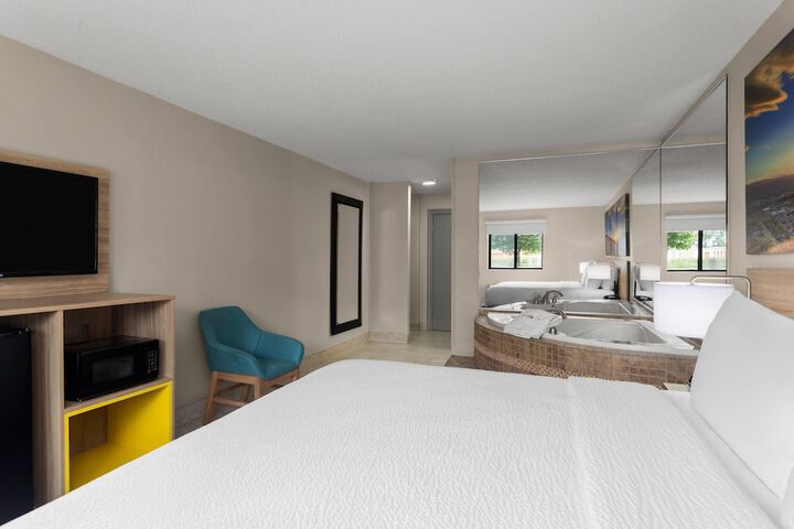 Days Inn and Suites by Wyndham Hammond IN