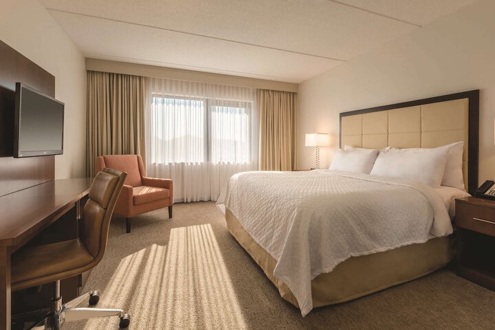 Embassy Suites by Hilton Milwaukee Brookfield