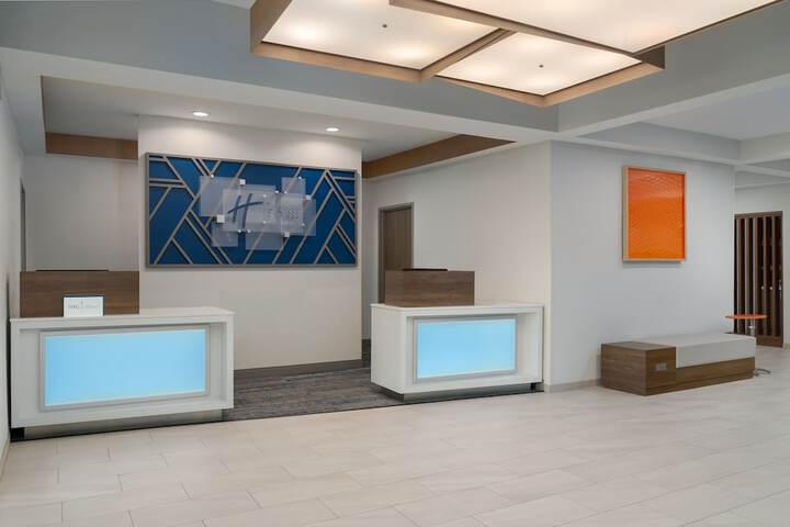 Holiday Inn Express & Suites Alexandria by IHG