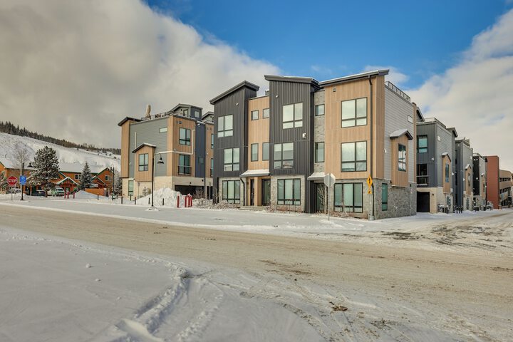 Silverthorne Townhome w / Hot Tub: Walk to Town!
