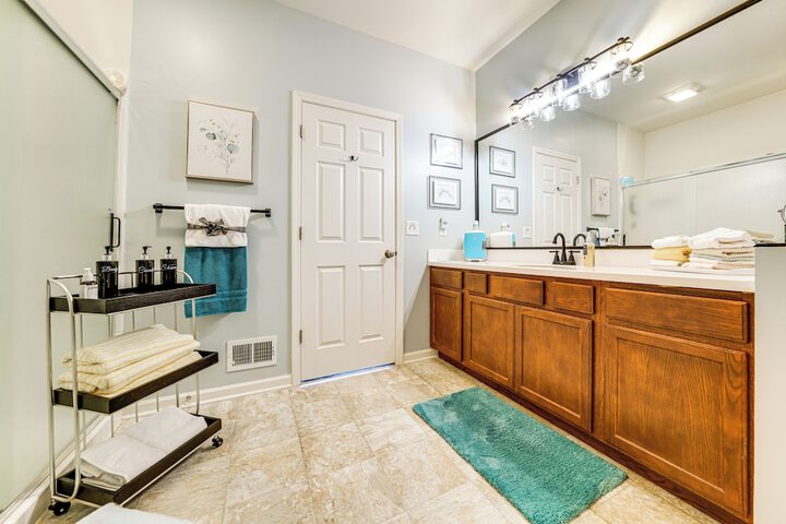 Spacious Waterfront Yorkville Getaway w / Yard