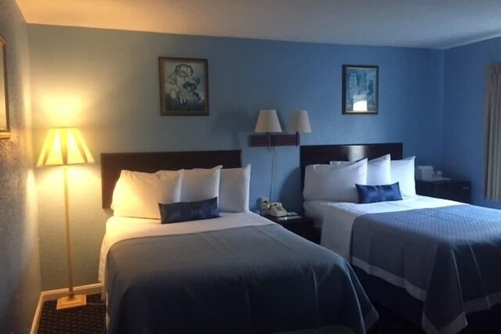 Days Inn by Wyndham Cleveland Lakewood