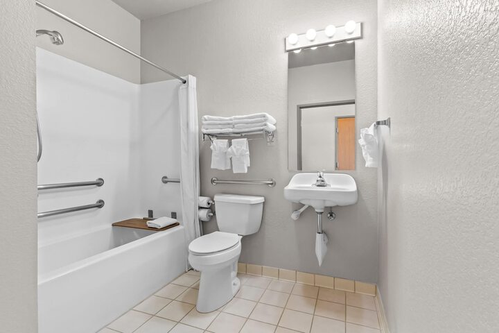 Days Inn & Suites by Wyndham Castle Rock