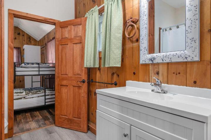 Hide-A-Way - Two Bedroom Cottage Lakeside