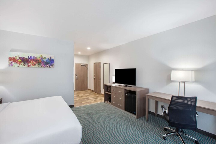 La Quinta Inn & Suites by Wyndham Dallas Duncanville