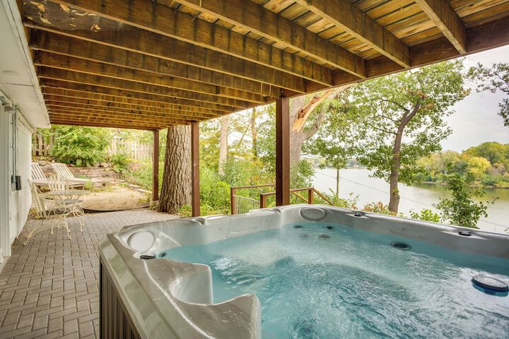 Cozy Plymouth Cottage w / Medicine Lake View!