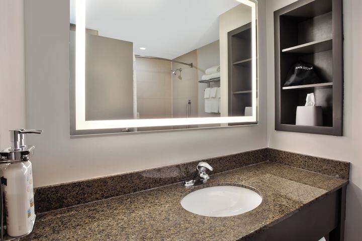 Holiday Inn Express & Suites Kingston Central by IHG