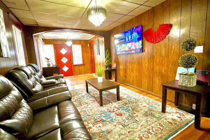 5 bedroom House King Beds 1 Bath 20 Min to Falls