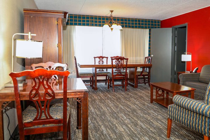 Ramada by Wyndham Cumberland Downtown