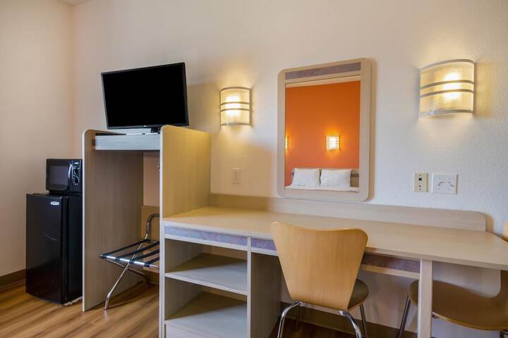 Howard Johnson by Wyndham Lemoore Near Naval Air Station