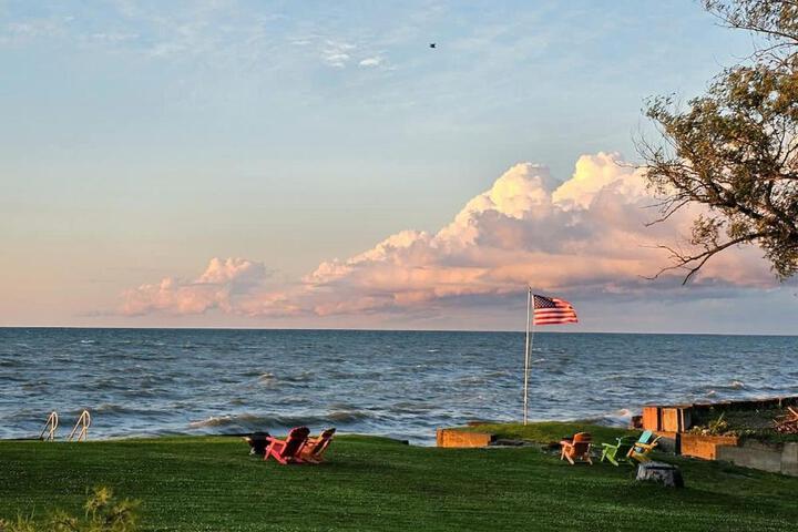 SeaSide Lake-Front Cottage