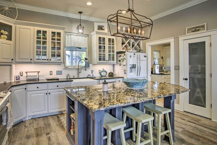 Spacious Kingston Home on Lake Texoma!