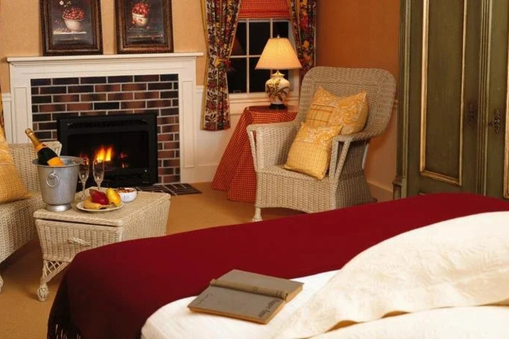 HOME HILL INN