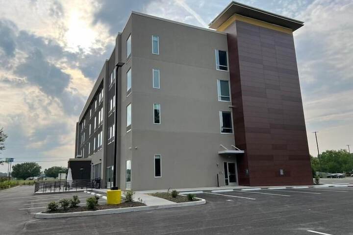 La Quinta Inn & Suites by Wyndham Manchester / Arnold AFB
