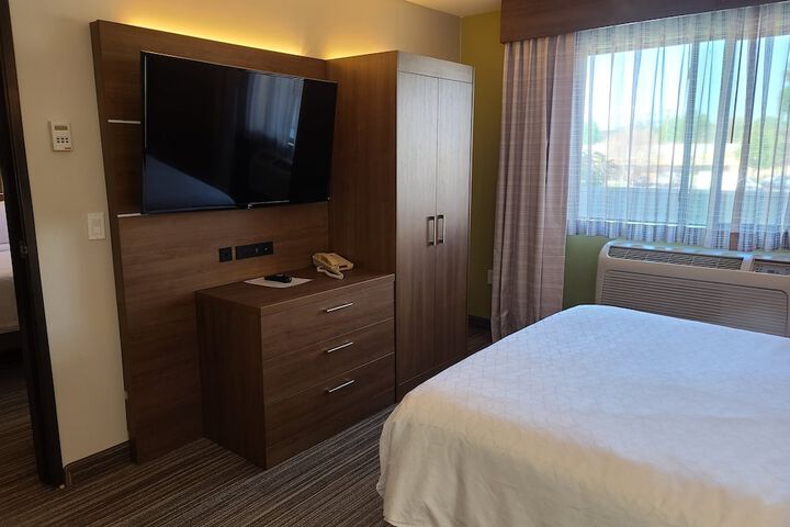 Room 13 of 32
