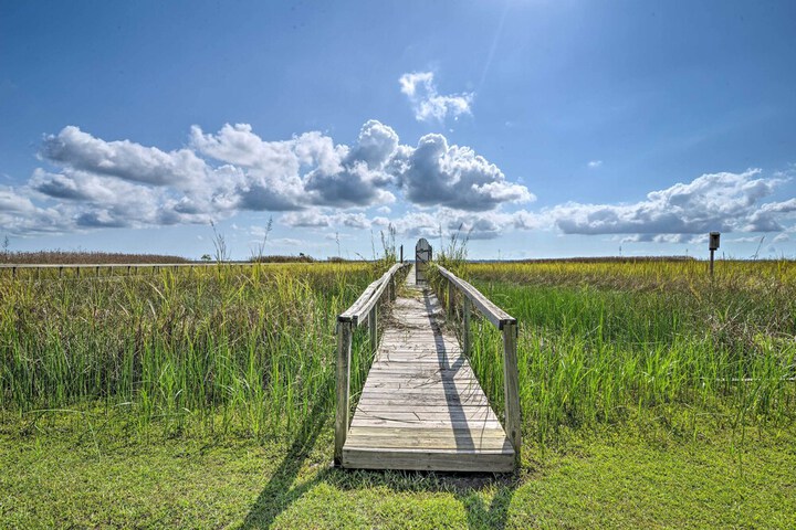 Luxurious Waterfront Home w / Private Pier & Views!