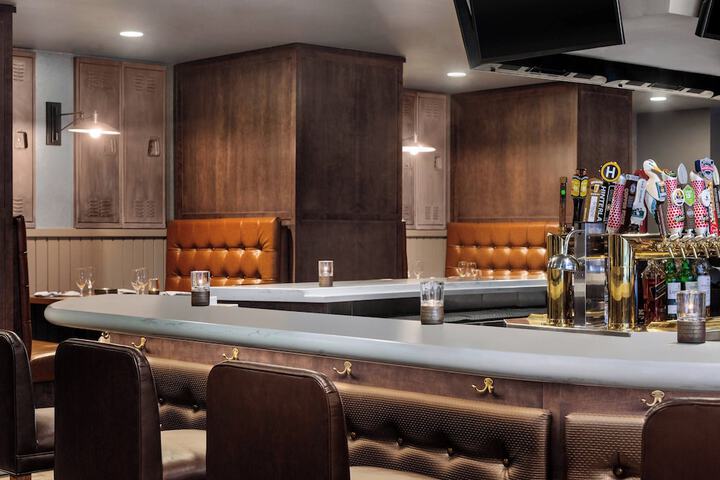 Lounge 44 of 46