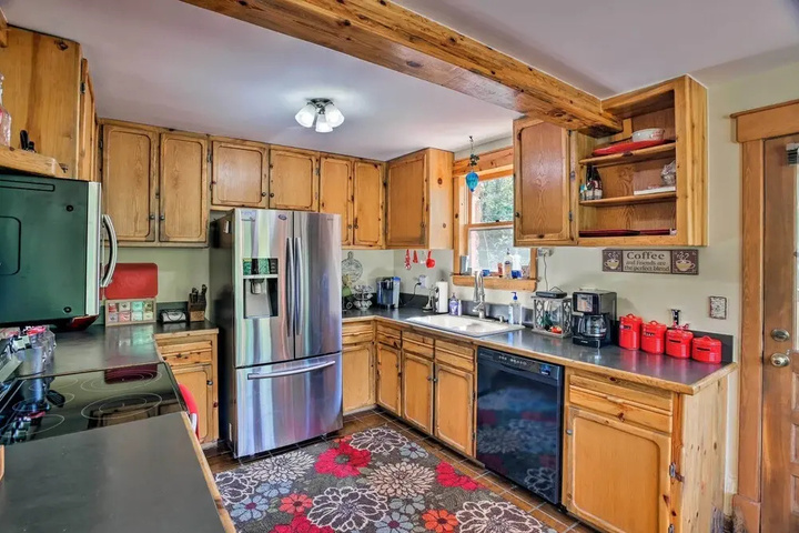 Cozy Home w / Deck & Mtn Views Walk to Casinos