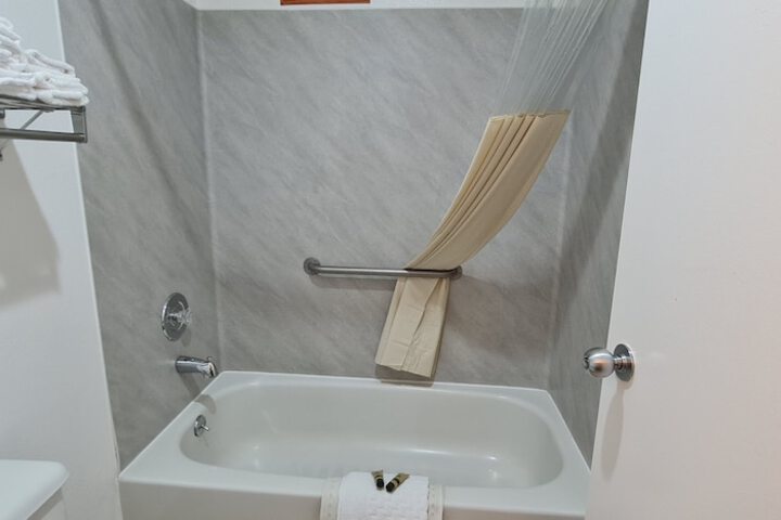 Oakridge Inn & Suites