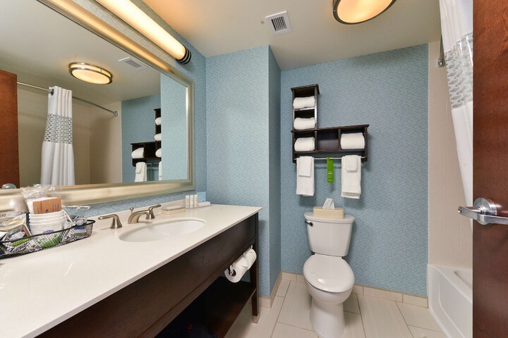 Hampton Inn Corning / Painted Post