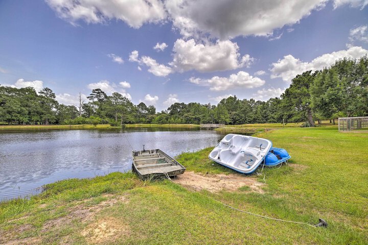 Lakefront Cabin w / Access to 2 Paddleboats!