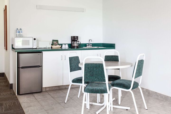 Super 8 by Wyndham Morden
