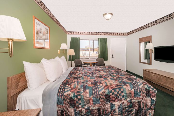Room 10 of 18