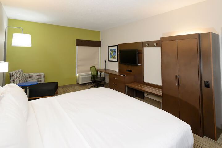 Room 17 of 40