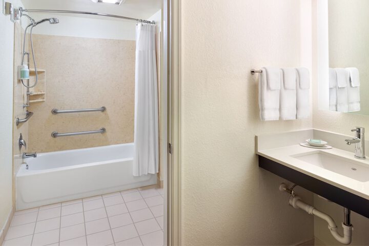 Room 27 of 43