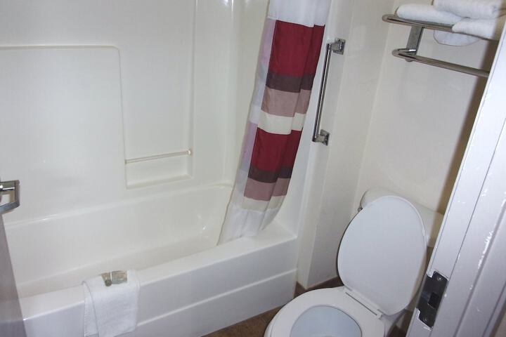 Econo Lodge Inn & Suites