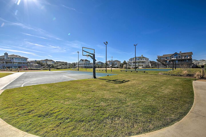 Coastal Home w / Community Pool 2 Miles to Beach!