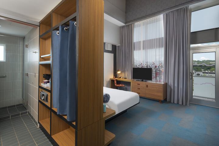 Room 10 of 25
