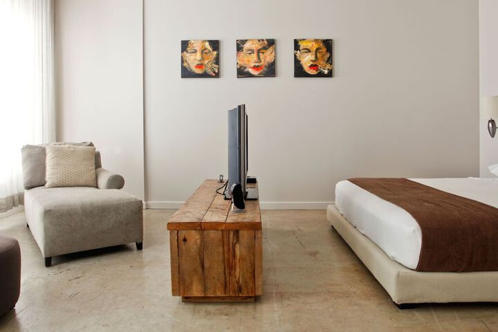 Room 13 of 21