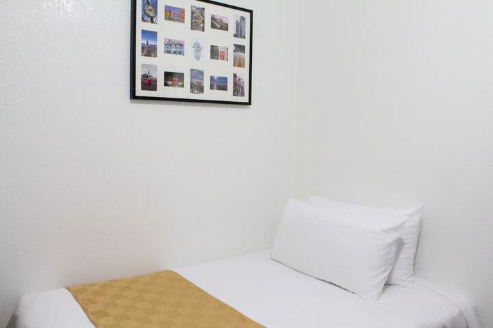 Room 21 of 34