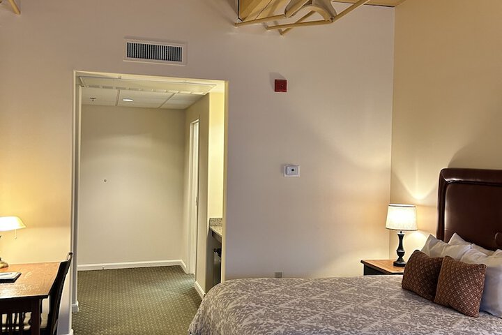 Room 25 of 128