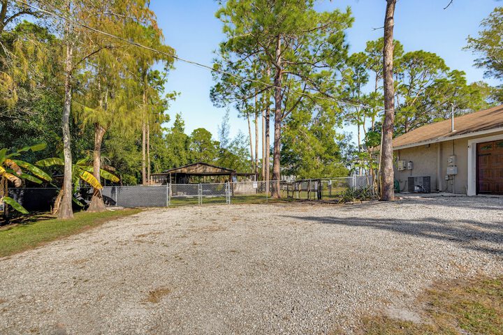 Peaceful Loxahatchee Apartment w / Covered Porch