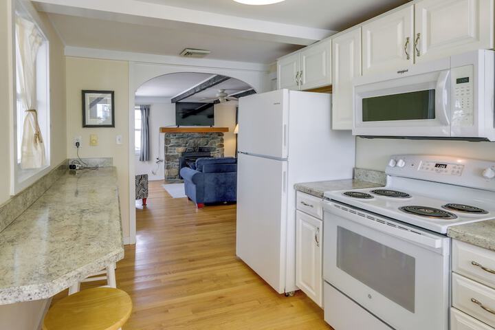 Cozy Westbrook Vacation Rental - Walk to Beach!