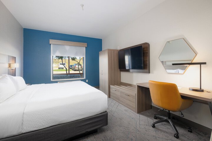 Holiday Inn Express Hotel & Suites St. Robert by IHG
