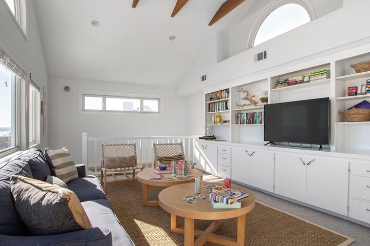 Lighthouse by Avantstay Beachfront View Home w / Pool Table & Ping Pong