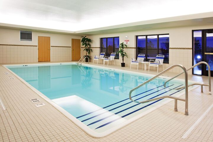 Holiday Inn Express Hotel & Suites Detroit - Utica by IHG